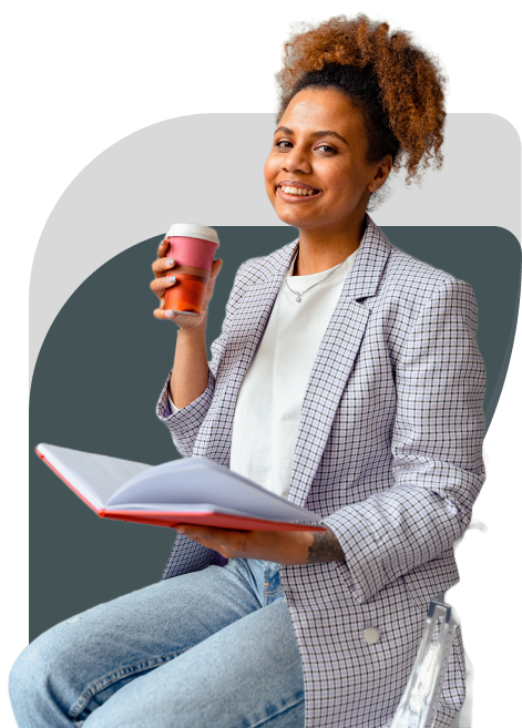 Psicóloga Raquel Silveira sorrindo com um copo de café na mão e um caderno na outra